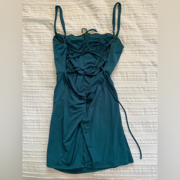 Lucy in the sky Addi Ruched dress in green - Picture 3 of 4